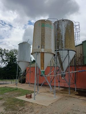deux silos situés sur le côté d'un bâtiment