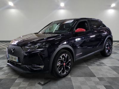 un 4x4 noir garé dans une pièce au sol en damier