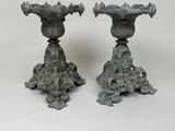 deux vases placés l'un à côté de l'autre