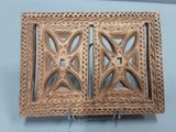 une image représentant une boîte en bois ornée d'un motif