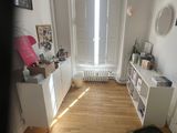 une petite pièce avec un parquet et un radiateur blanc
