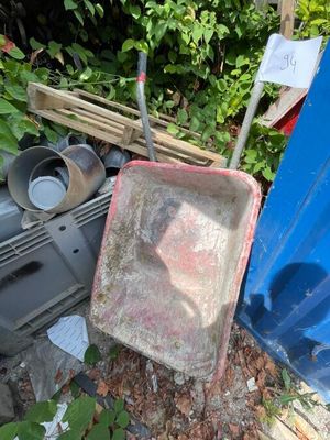 une poubelle bleue posée à côté d'une poubelle bleue