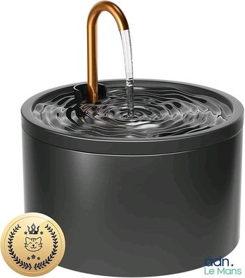 un gros plan d'une fontaine à eau noire dotée d'un robinet doré