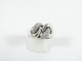 une image représentant une bague en argent sertie de deux diamants, sur un fond blanc