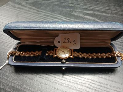 une photo d'une montre-bracelet dans un étui posé sur une table