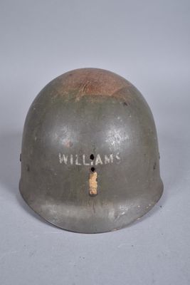un vieux casque sur lequel est inscrit le mot « William »