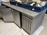 un plan de travail de cuisine sur lequel sont posés tout un tas d'objets