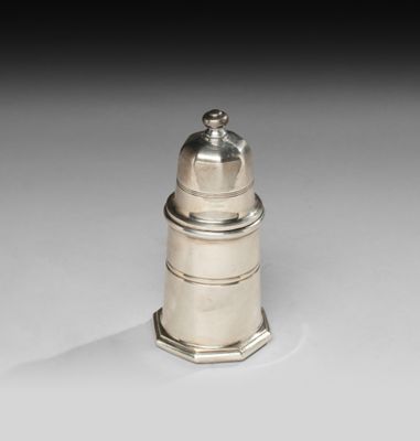 une salière ancienne en argent, dotée d'un couvercle bombé
