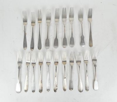beaucoup de fourchettes et de cuillères sur la table
