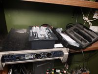 Système de sonorisation comprenant 4 enceintes JBL, un ampli…