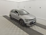Le SUV gris est garé dans une pièce blanche dont le sol est à carreaux noirs et blancs.