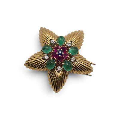 une image représentant une broche en or sertie d'émeraudes et de rubis