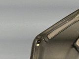 un gros plan d'un téléphone portable posé sur une table
