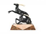 statue d'une chèvre noire posée sur un socle en marbre, sur fond blanc