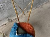 une chaise avec une fourrure bleue et orange