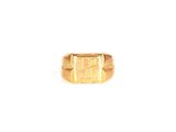 une image représentant une bague-sceau en or avec un sceau carré au centre