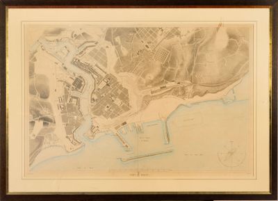 une vieille carte d'une ville, encadrée et accrochée au mur