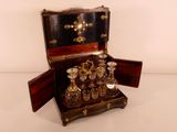 a small wooden box with a set of wine glasses in it