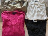 trois paires de pulls et de pantalons se trouvent dans un sac en plastique