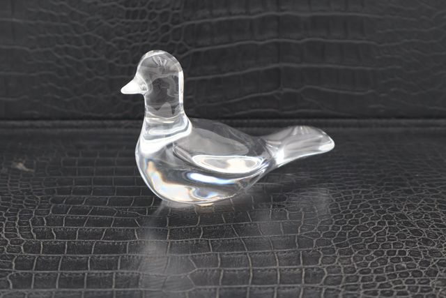 BACCARAT - Oiseau en cristal translucide, signé et pastille au re...