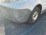 une camionnette blanche garée dans un parking
