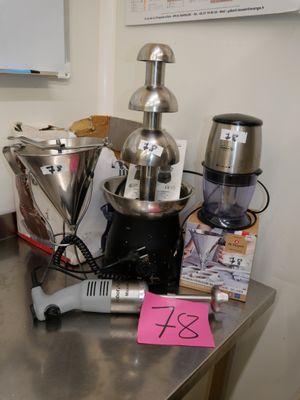 un plan de travail sur lequel se trouvent un mixeur, un blender et d'autres ustensiles de cuisine