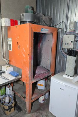 une petite armoire orange dans un coin de la pièce