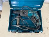 une boîte à outils bleue contenant un marteau et d'autres outils