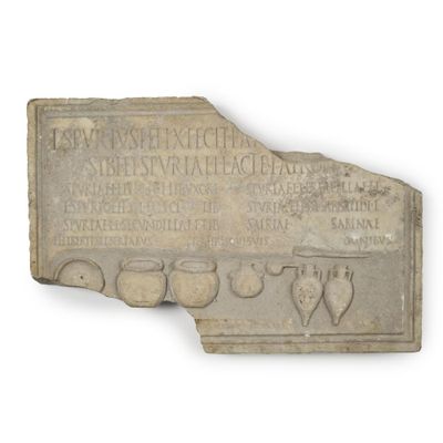 une plaque en pierre sur laquelle sont disposés plusieurs objets en poterie