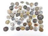 plusieurs types de boutons différents sur une surface blanche