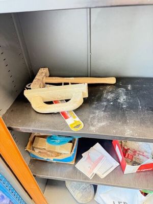 une étagère métallique sur laquelle sont posés tout un tas d'objets