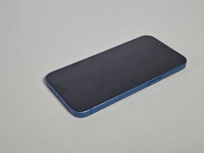un gros plan d'un téléphone portable posé sur une table, sur fond blanc