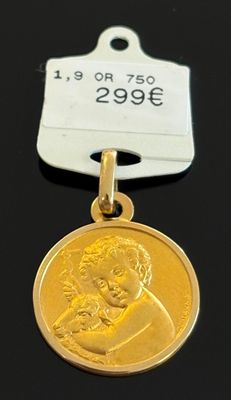 un gros plan d'une médaille posée sur une surface noire, avec une étiquette