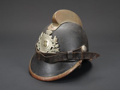 un casque noir orné d'un insigne doré