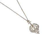un collier en argent avec un pendentif en forme de cœur au bout d'une chaîne