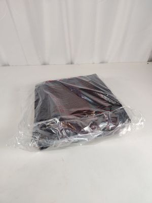 un sachet de chocolat posé sur une surface blanche