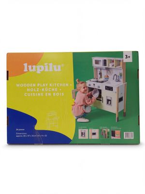 une image représentant une boîte en carton sur laquelle figure l'image d'un enfant jouant avec un ensemble de cuisine