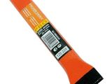 un gros plan sur un tube de peinture orange sur fond blanc
