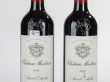 deux bouteilles de vin rouge posées l'une à côté de l'autre sur une table