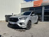 l'avant d'une Ford Kuga argentée garée devant un immeuble