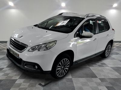 la voiture blanche est garée dans le garage sur le sol en damier