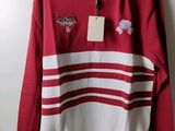 un pull rayé rouge et blanc avec une étiquette dessus