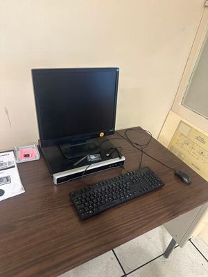 un bureau équipé d'un ordinateur et d'un clavier
