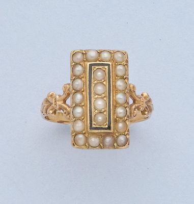 une image représentant une bague en or ornée de perles et d'une pierre noire