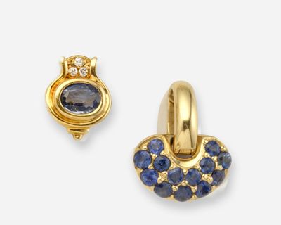 une photo d'une paire de boucles d'oreilles en saphir et diamant