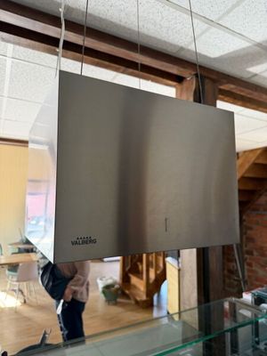 un homme qui se tient devant un miroir