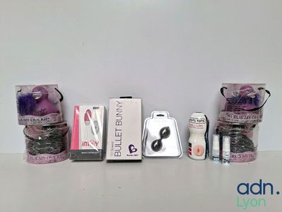 un grand nombre d'objets posés sur une table
