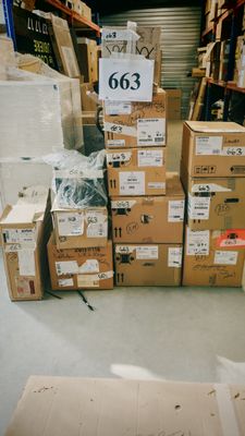 de nombreux cartons empilés les uns sur les autres dans un entrepôt