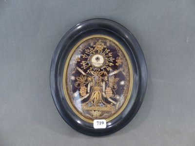 une photo d'une photo d'une horloge accrochée au mur