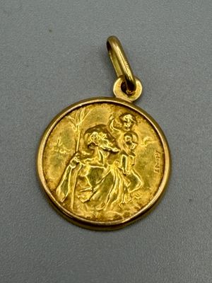 gros plan d'une pièce d'or sur laquelle figure une femme